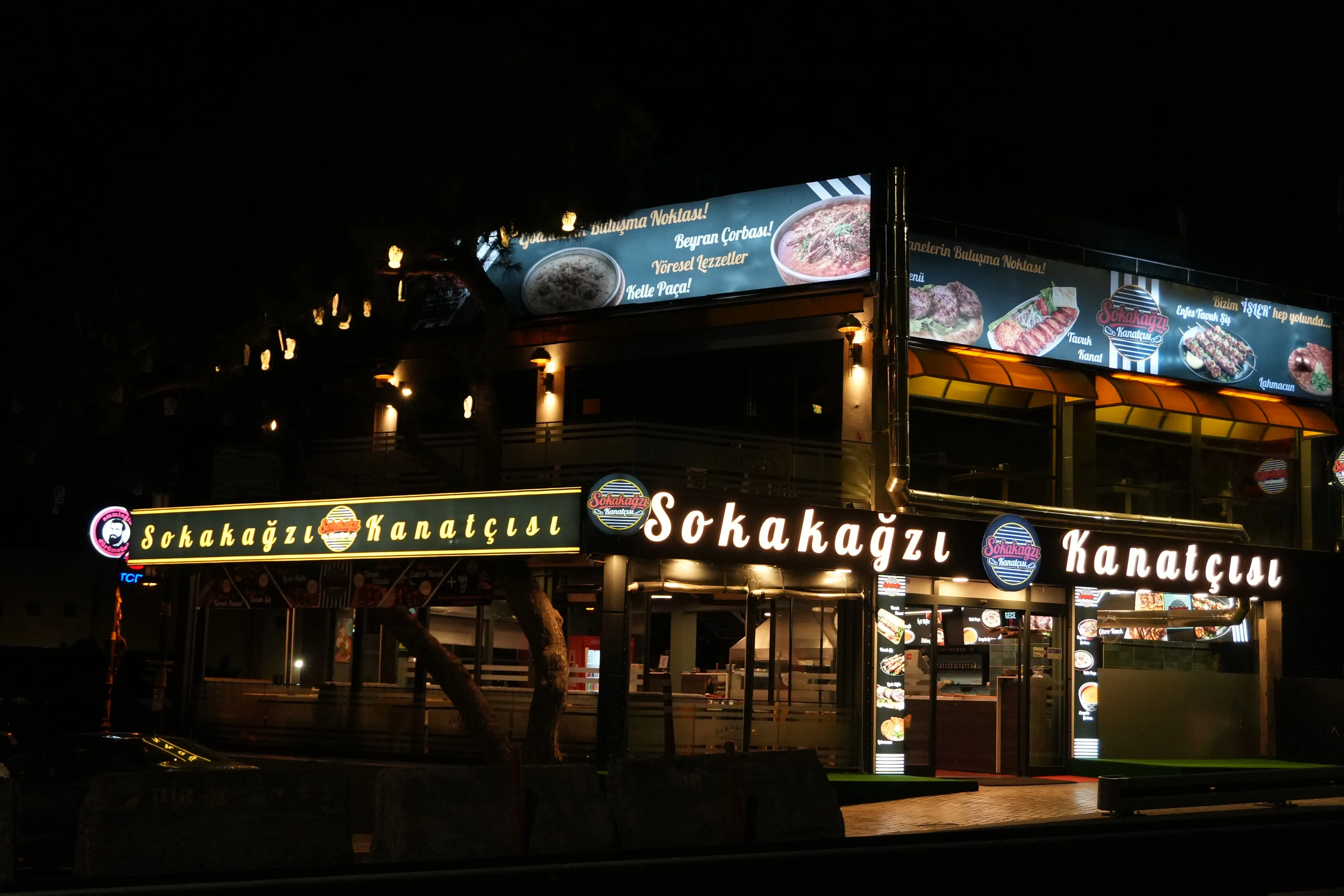 Sokakağzı Kanatçısı’nın Bağdat Caddesi’ndeki ışıklı cephesi, gece